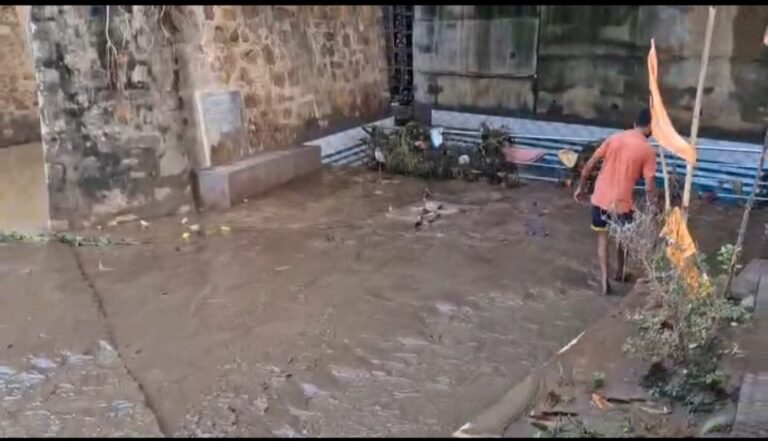 पातालसुर पुल के नीचे बोल्डर व मिट्टी नहीं हटाये जाने से बर्बाद हो रहा स्नान कुंड