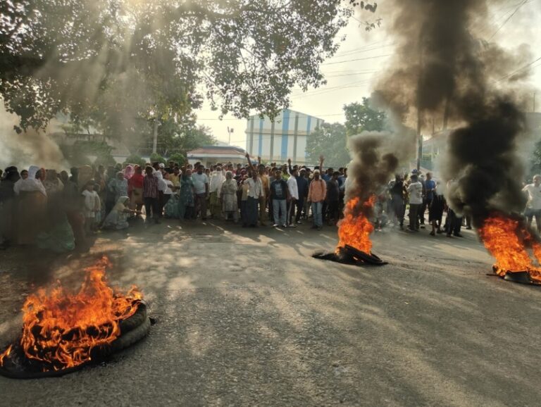 बर्मामाइंस गोलीकांड: कोलकाता में इलाज के दौरान आफताब आलम की मौत, गिरफ्तारी की मांग को लेकर सड़क जाम बर्मामाइंस गोलीकांड: कोलकाता में इलाज के दौरान आफताब आलम की मौत, गिरफ्तारी की मांग को लेकर सड़क जाम