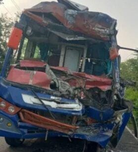 कोडरमा में दर्दनाक सड़क हादसा, बस-ट्रक टक्कर में बच्चे की मौत कोडरमा में दर्दनाक सड़क हादसा, बस-ट्रक टक्कर में बच्चे की मौत