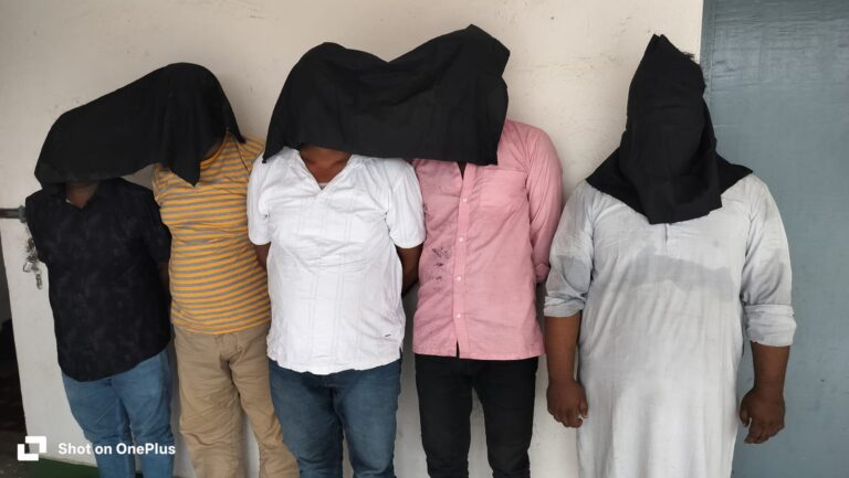 होटल में देह व्यापार के शक में पुलिस की छापेमारी, तीन पीड़िताएं मुक्त; छह गिरफ्तार होटल में देह व्यापार के शक में पुलिस की छापेमारी, तीन पीड़िताएं मुक्त; छह गिरफ्तार