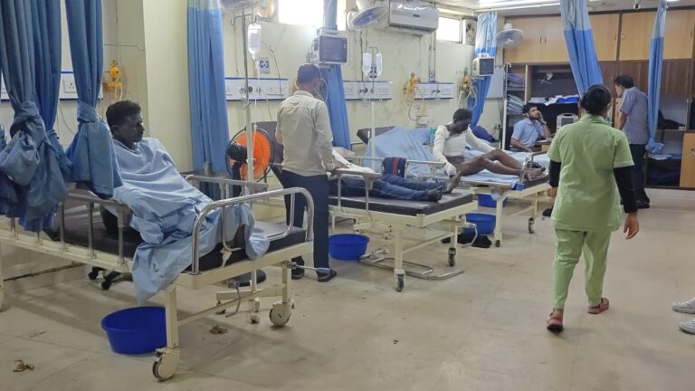 रामगढ़ के श्रीराम पावर प्लांट में रविवार को फर्नेस फटने से 9 मजदूर घायल हो गए। दो गंभीर मजदूरों को रांची रेफर किया गया, जबकि 7 का इलाज जारी है। समाचार रामगढ़। जिले के श्रीराम पावर प्लांट में रविवार को फर्नेस फटने से 9 मजदूर घायल हो गए। हादसा उस समय हुआ, जब प्लांट में स्पंज पिघलाने और मेंटेनेंस का काम चल रहा था। पिघला हुआ लोहा मजदूरों पर पड़ने से दो मजदूर 90 प्रतिशत से अधिक झुलस गए, जिन्हें इलाज के लिए रांची रेफर किया गया है। वहीं 7 मजदूरों का इलाज रांची रोड स्थित होप हॉस्पिटल में चल रहा है। कैसे हुआ हादसा? जानकारी के अनुसार, रविवार को श्रीराम पावर प्लांट में स्पंज पिघलाने और मेंटेनेंस का काम चल रहा था। इसी दौरान अचानक फर्नेस फट गया और वहां काम कर रहे मजदूरों पर पिघला हुआ लोहा गिर गया। हादसे में दो मजदूर 90 प्रतिशत से अधिक झुलस गए। वहीं तीन मजदूर 40 प्रतिशत तक झुलसे हैं। चार अन्य मजदूरों की हालत स्थिर बताई जा रही है। पुलिस ने क्या कहा? घटना की पुष्टि करते हुए कुज्जू ओपी प्रभारी आशुतोष कुमार ने बताया कि मामले की जानकारी मिली है और जांच की जा रही है। फिलहाल घायल मजदूरों का इलाज अस्पताल में चल रहा है। घायलों में कौन-कौन शामिल? हादसे के समय श्रीराम पावर प्लांट में कई मजदूर मौजूद थे। घायलों में विजय यादव, राजेंद्र महतो, परमेश्वर महतो, कुंजलाल, रमेश कुमार, रितेश कुमार, संजय कुमार, धनंजय सिंह और मोनू कुमार सहित अन्य मजदूरों के नाम शामिल हैं। घटना के बाद घायलों को इलाज के लिए अस्पताल ले जाया गया। सात मजदूरों का इलाज रांची रोड स्थित होप हॉस्पिटल में कराया जा रहा है, जबकि गंभीर रूप से घायल दो मजदूरों को रांची रेफर किया गया है।