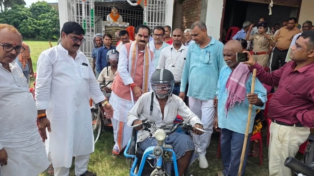 दिव्यांगजनों को सिलाई मशीन और ट्राई साइकिल, सांसद ने किया वितरण