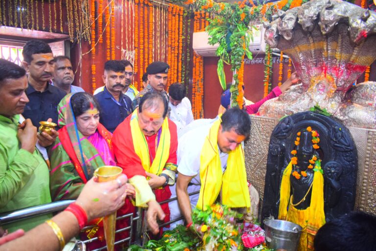 कृषि मंत्री विजय कुमार सिन्हा ने सोनपुर में बाबा हरिहर नाथ का रुद्राभिषेक