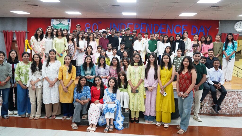 एनयूएसआरएल में शान से लहराया तिरंगा, गूंजा राष्ट्रभक्ति का संदेश