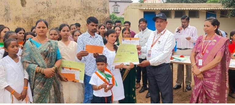 पिठोरिया की बेटियों ने बढ़ाया मान, रोशनी और शैली को मिला ‘डॉ. बीपी केसरी प्रतिभा सम्मान’