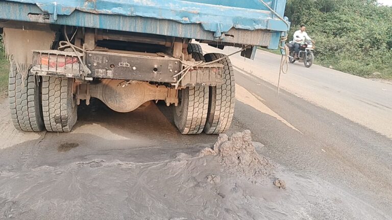 कोडरमा में KTPS की फ्लाई ऐश से बढ़ी परेशानी, सड़क पर गिर रही राख