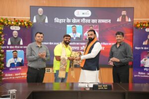 सोमन राणा को ₹30 लाख और झंडू कुमार को ₹15 लाख, CM ने किया सम्मानित