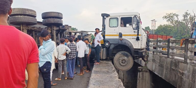 डाकडीह पुल के पास अनियंत्रित हाईवा ट्रेलर पलटा, बाल बाल बचे चालक और खलासी डाकडीह पुल के पास अनियंत्रित हाईवा ट्रेलर पलटा, बाल बाल बचे चालक और खलासी