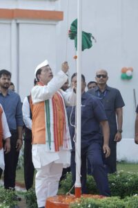 स्वतंत्रता दिवस पर कृषि मंत्री विजय कुमार सिन्हा ने सरकारी आवास पर फहराया तिरंगा