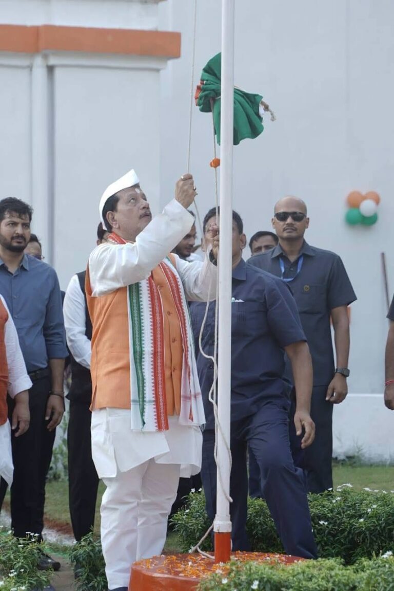 स्वतंत्रता दिवस पर कृषि मंत्री विजय कुमार सिन्हा ने सरकारी आवास पर फहराया तिरंगा स्वतंत्रता दिवस पर कृषि मंत्री विजय कुमार सिन्हा ने सरकारी आवास पर फहराया तिरंगा