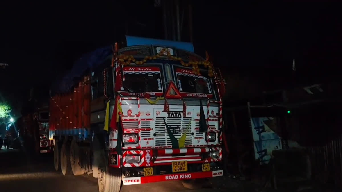 मनईटांड़ में दो ट्रकों की ओवरटेकिंग के बीच आया साइकिल सवार