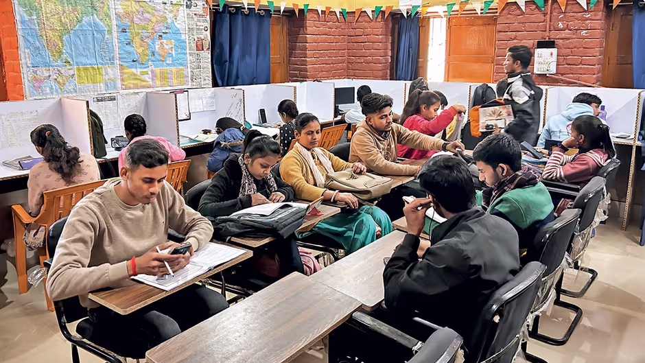 जीविका-दीदी लाइब्रेरी में पढ़ाई करते युवा