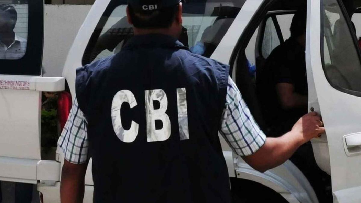 CBI ने दिल्ली में 15 लाख की रिश्वत लेते MCD कर्मचारी समेत 3 को पकड़ा