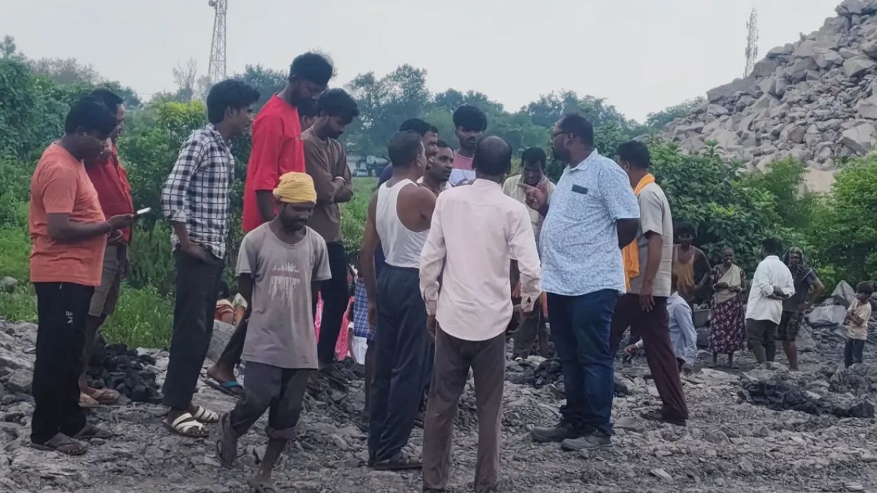 भू-धंसान के बाद घटनास्थल पर जुटी लोगों की भीड़।