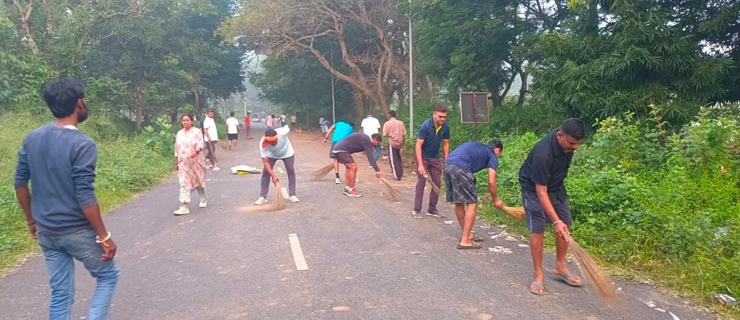 कचरा फेंका तो लगेगा ₹2 हजार जुर्माना, पंचायत ने चलाया सफाई अभियान