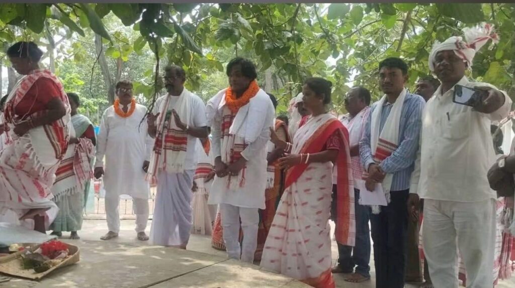 नौ साल बाद आशीष कुजूर ने अपनाया पुरखा धर्म, सरना रीति-रिवाज से हुई घर वापसी