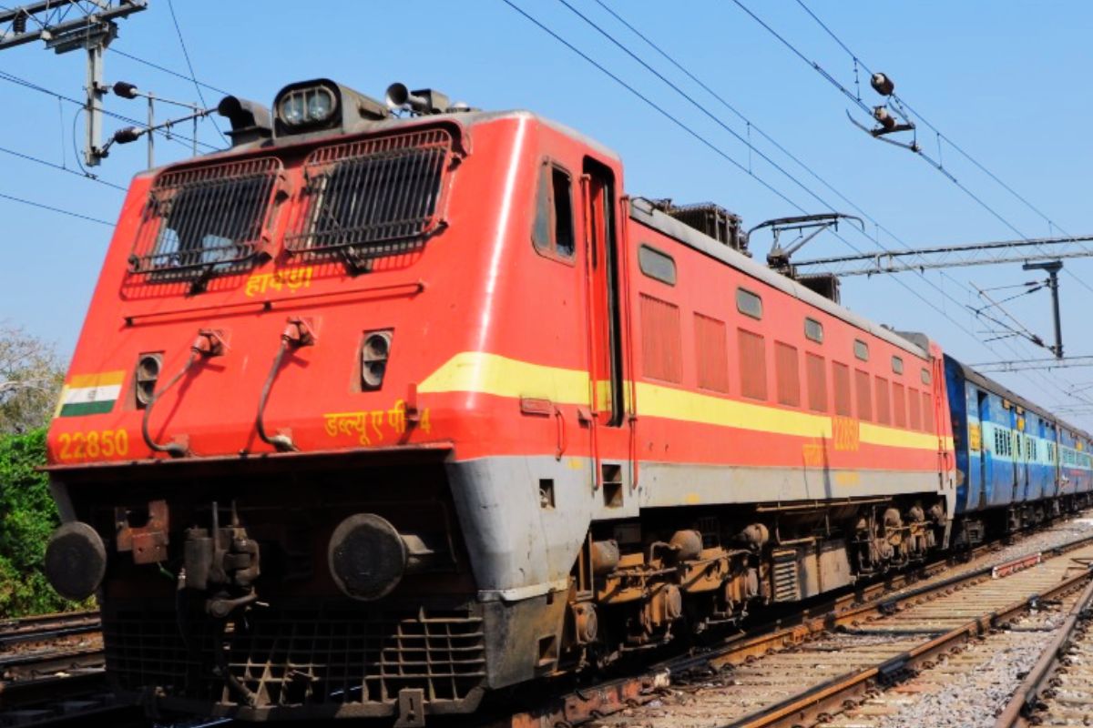 अक्टूबर में 22 ट्रेनों की 37 सेवाएं रद्द