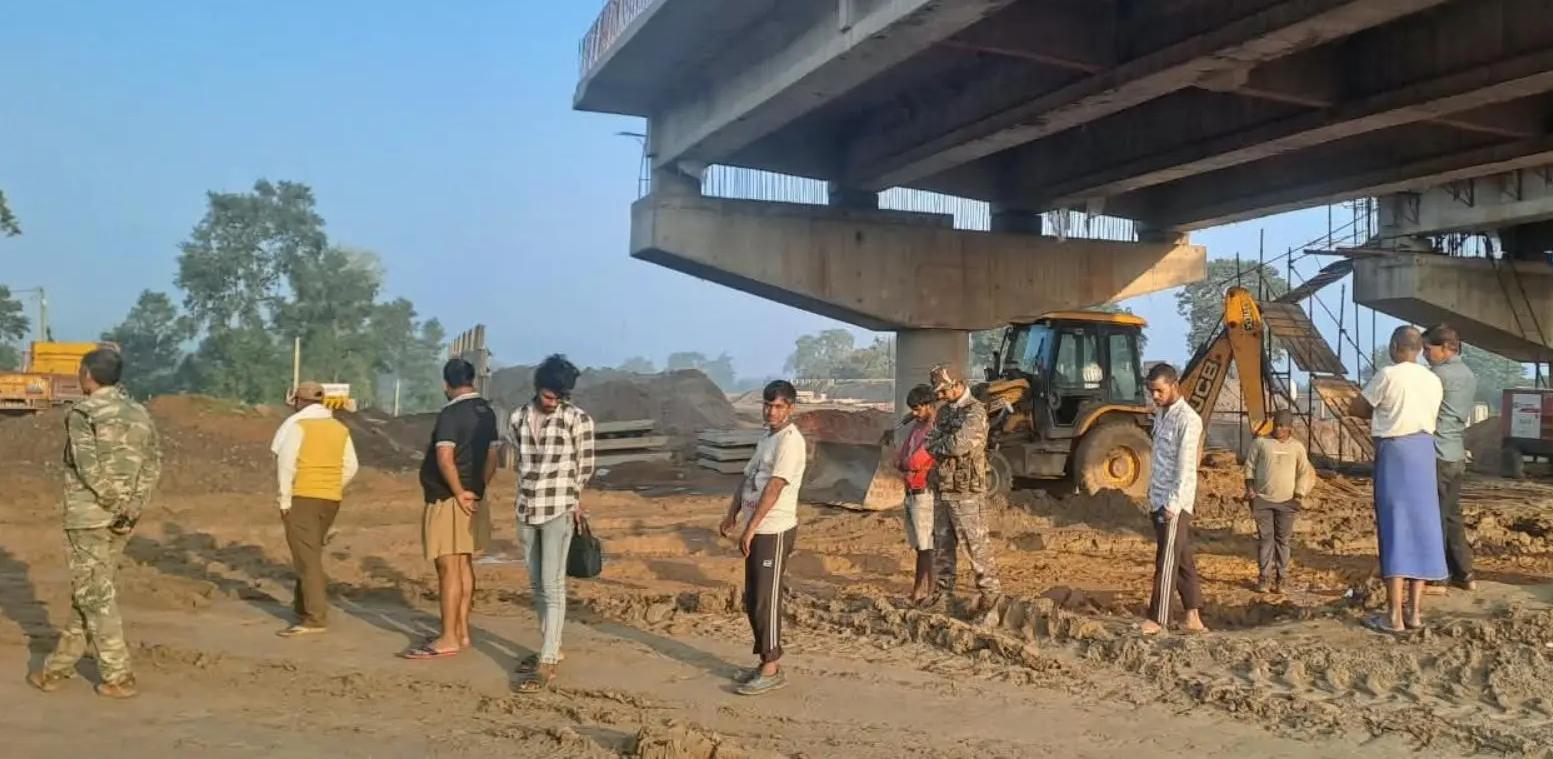 मौके पर पहुंची पुलिस और उपस्थित लोग