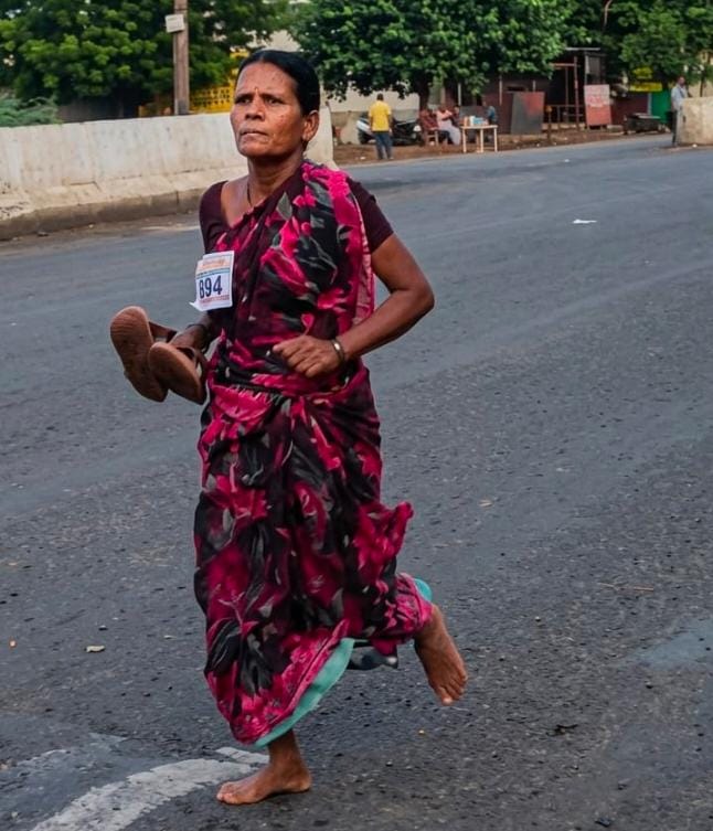नंगे पैर दौड़ीं 47 वर्षीय रमाबाई, युवाओं को पछाड़ जीती अमृत दौड़ नंगे पैर दौड़ीं 47 वर्षीय रमाबाई