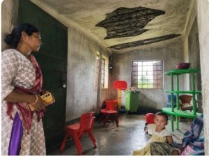 आंगनबाड़ी केंद्र की दीवार-छत में दरारें