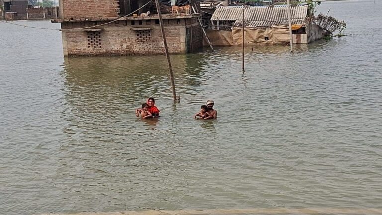 पटना में गंगा ने पार किया रिकॉर्ड स्तर, निचले इलाकों में बढ़ी चिंता पटना में गंगा ने पार किया रिकॉर्ड स्तर