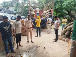 बक्सर में सेब की आड़ में शराब का खेल फेल