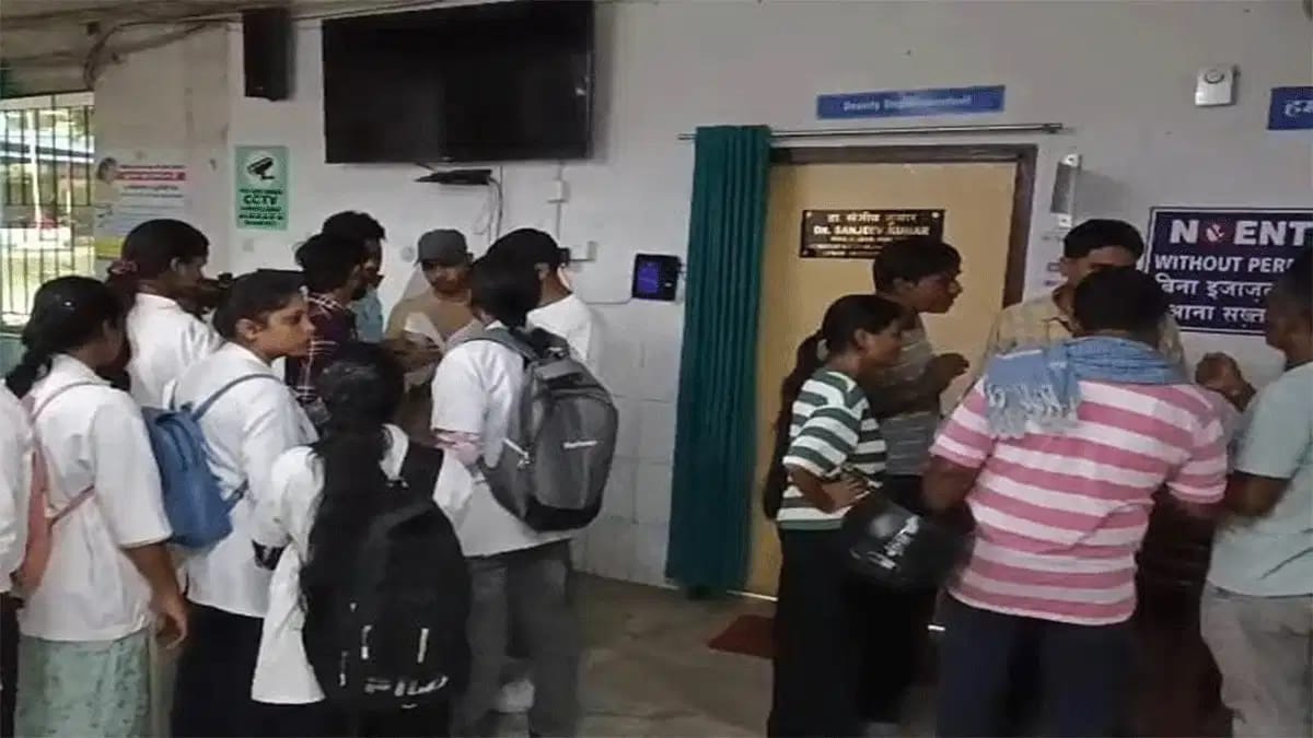 धनबाद में पारा मेडिकल छात्रों ने उठाई आवाज