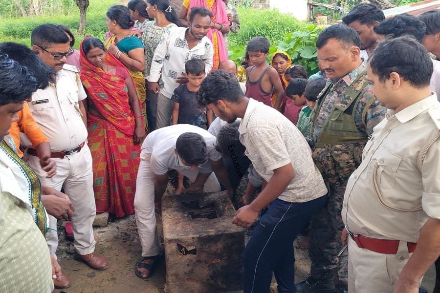 गढ़वा में जमीन की खुदाई में मिला लोहे का संदूक