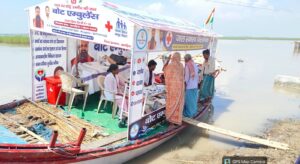 बाढ़ में नाव बनी अस्पताल