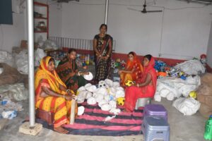 बांका की बबीता ने गांव में खड़ा किया फुटबॉल का कारखाना
