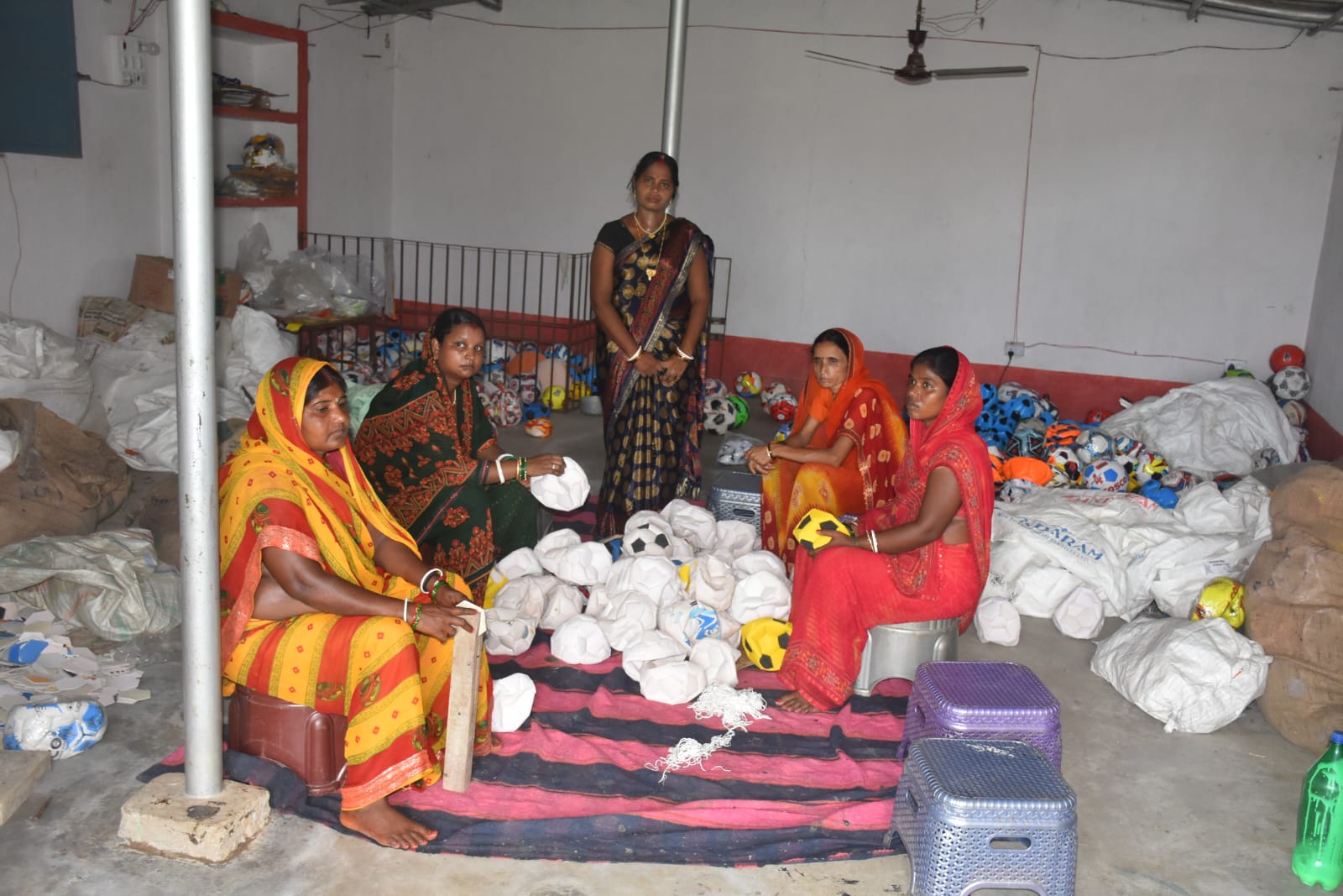 बांका की बबीता ने गांव में खड़ा किया फुटबॉल का कारखाना