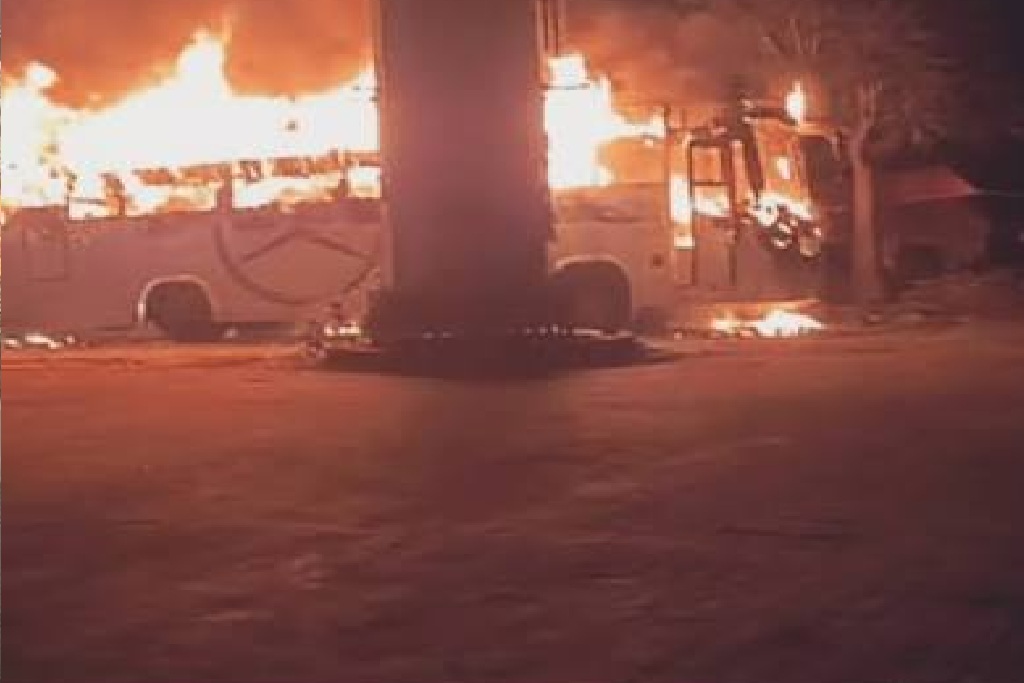 यमुना एक्सप्रेसवे पर डबल डेकर स्लीपर बस में भीषण आग