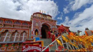 बद्रीनाथ धाम मे धूमधाम से मनाई जाएगी श्रीकृष्ण जन्माष्टमी, मंदिर समिति ने तैयारियां की शुरू चमोली, 01 सितंबर (हि.स.)। श्री बदरीनाथ धाम में श्रीकृष्ण भाद्रपद जन्माष्टमी का पर्व इस वर्ष 4 सितंबर शुक्रवार को श्रद्धा एवं उल्लास के साथ मनाया जाएगा। पर्व को लेकर श्री बदरीनाथ-केदारनाथ मंदिर समिति (बीकेटीसी ) की ओर से तैयारियां शुरू कर दी गई हैं। धाम में भगवान श्रीकृष्ण के जन्मोत्सव को लेकर भी श्रद्धालुओं में भी विशेष उत्साह बना है बीकेटीसी मुख्य कार्याधिकारी सोहन सिंह रांगड़ जन्माष्टमी कार्यक्रम में मौजूद रहेंगे। बीकेटीसी मीडिया प्रभारी डा. हरीश गौड़ ने बताया कि जन्माष्टमी के अवसर पर रावल अमरनाथ नंबूदरी, धर्माधिकारी स्वयंबर सेमवाल व वेदपाठीगण बदरीनाथ मंदिर में विशेष पूजा-अर्चना एवं धार्मिक अनुष्ठान संपन्न करेंगे तथा अर्ध रात्रि में प्रतीकात्मक रूप से भगवान श्री कृष्ण का जन्म होगा। मंदिर को आकर्षक ढंग से सजाने के साथ ही भगवान के बाल स्वरूप की पूजा और भोग की व्यवस्थाएं भी की जाएंगी। देर रात भगवान श्रीकृष्ण के जन्म के समय विशेष आरती और पूजा-अर्चना होगी तथा प्रसाद वितरित होगा। बदरीश पंडा पंचायत की ओर से 5 सितंबर शनिवार को जन्मोत्सव कार्यक्रम मनाया जाएगा। बदरीश पंडा पंचायत अध्यक्ष प्रवीण ध्यानी ने यह जानकारी दी है। इस दौरान विभिन्न बामणी गांव से श्री कृष्ण जन्मोत्सव की विभिन्न झांकियां शुरू होकर श्री बदरीनाथ मंदिर पहुंचेगी तथा कीर्तन भजन संहित धार्मिक कार्यक्रम आयोजित किए जाएंगे भगवान श्रीकृष्ण के जन्म की खुशी में श्रद्धालुओं एवं तीर्थयात्रियों के लिए प्रसाद वितरण भी किया जाएगा श्री बदरीश पंडा पंचायत अध्यक्ष प्रवीण ध्यानी ने यह जानकारी दी है। श्री बदरीनाथ धाम में जन्माष्टमी पर्व का विशेष धार्मिक महत्व माना जाता है। देश के विभिन्न हिस्सों से पहुंचे तीर्थयात्री भी इस पावन अवसर पर भगवान श्री बदरीनाथ के दर्शन के साथ जन्माष्टमी के धार्मिक आयोजनों में शामिल होंगे। मंदिर समिति और पंडा पंचायत की ओर से पर्व को व्यवस्थित एवं भव्य रूप से संपन्न कराने के लिए आवश्यक तैयारियां की जा रही हैं।