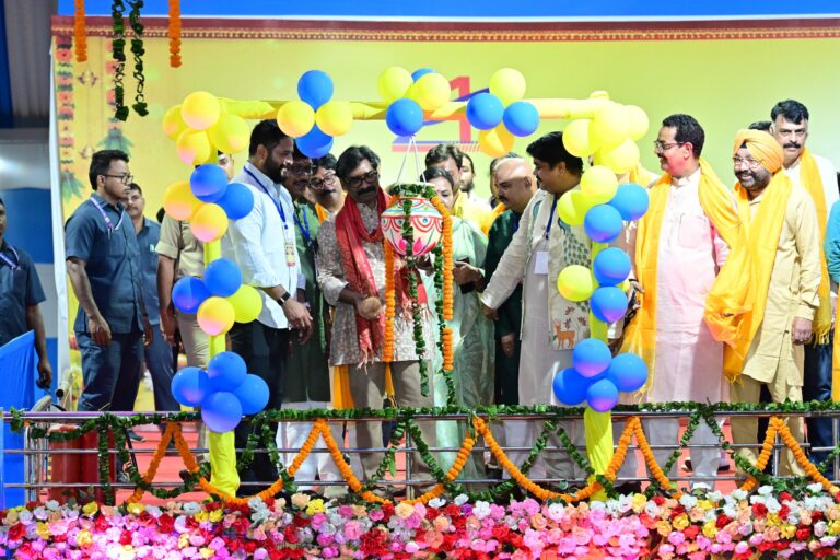 हेमंत सोरेन ने रांची में मनाई कृष्ण जन्माष्टमी, दही हांडी का उद्घाटन हेमंत सोरेन ने रांची में मनाई कृष्ण जन्माष्टमी, दही हांडी का उद्घाटन
