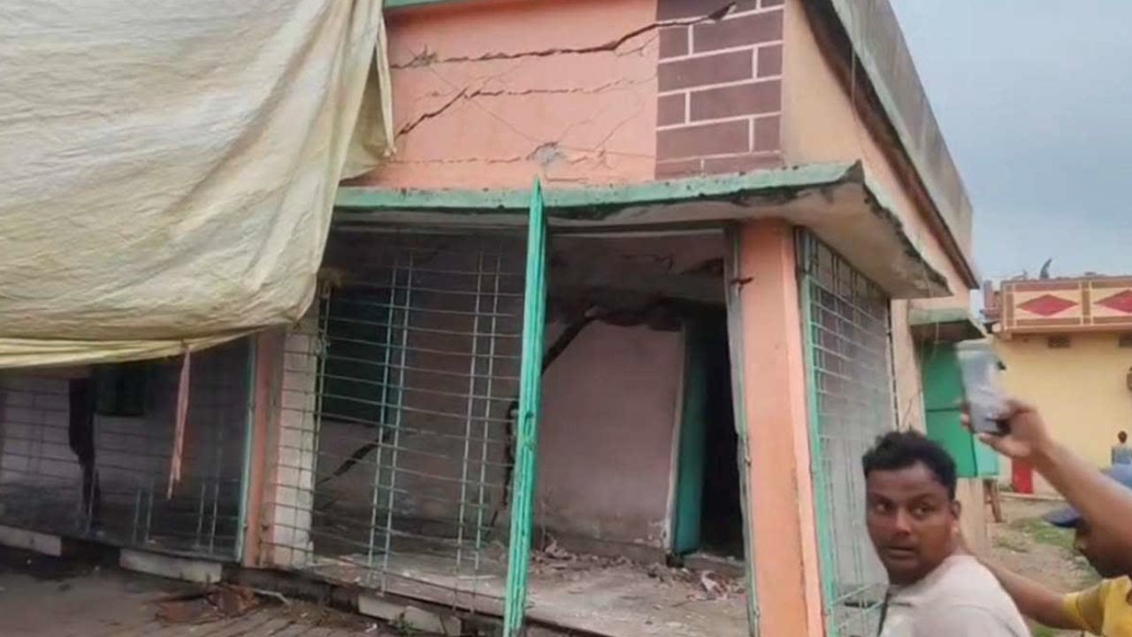 कई घरों में आई दरारें