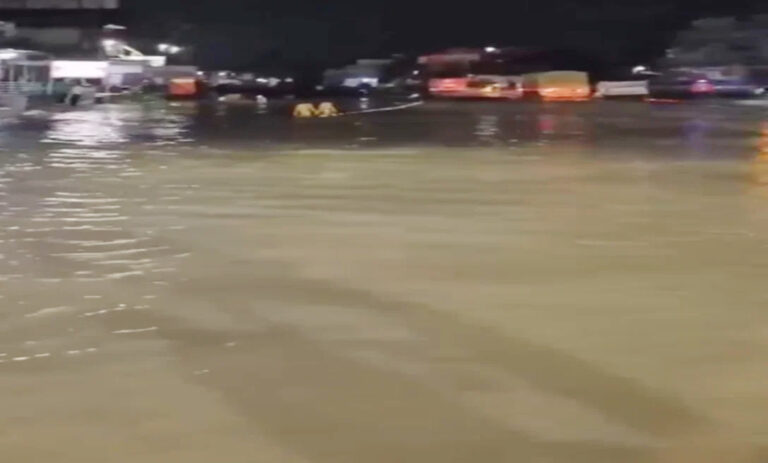 Koderma में भारी बारिश से सड़कें जलमग्न, NH पर फंसे कई वाहन, SDO की गाड़ी भी डूबी Koderma में भारी बारिश से सड़कें जलमग्न, NH पर फंसे कई वाहन, SDO की गाड़ी भी डूबी