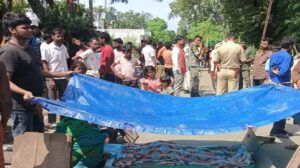 गली के विवाद में दो पक्ष भिड़े, 65 वर्षीय महिला की मौत