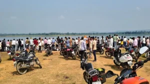 घटनास्थल पर लगी ग्रामीणों की भीड़