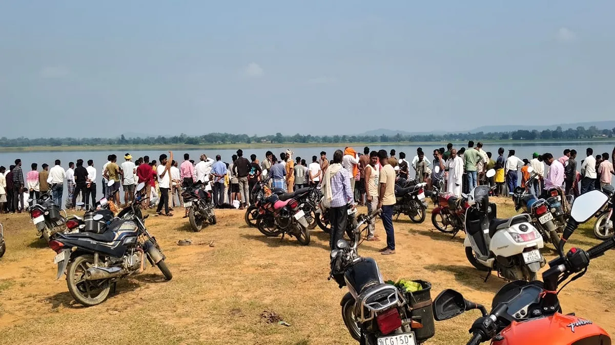 घटनास्थल पर लगी ग्रामीणों की भीड़