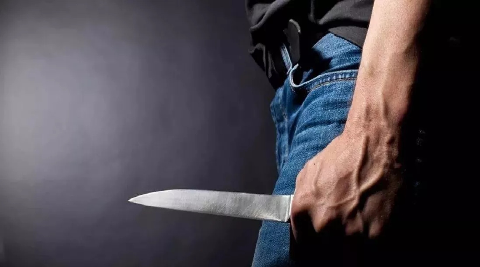 युवती पर बॉयफ्रेंड ने मुर्गा काटने वाले चाकू से गला रेता