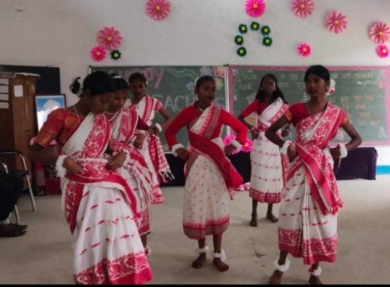 गुरुओं के सम्मान में सजा संस्कृति का रंग, विद्यार्थियों ने बांधा समां