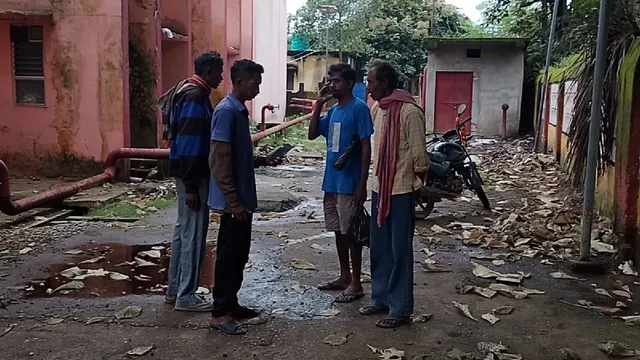 जानकारी देते हुए स्वजन