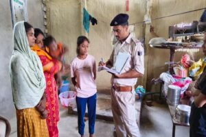डकैती के बाद पीड़ित परिवार से पूछताछ करते पुलिस अधिकारी