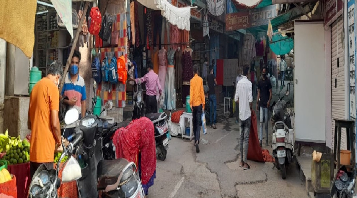 रोज की तरह खुलीं दुकानें और बाजार