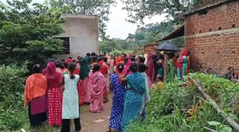 रामगढ़ में एक ही परिवार के तीन सदस्यों की मौ*त से चिंता, स्वास्थ्य विभाग ने गांव में शुरू की जांच रामगढ़ में एक ही परिवार के तीन सदस्यों की मौत से चिंता
