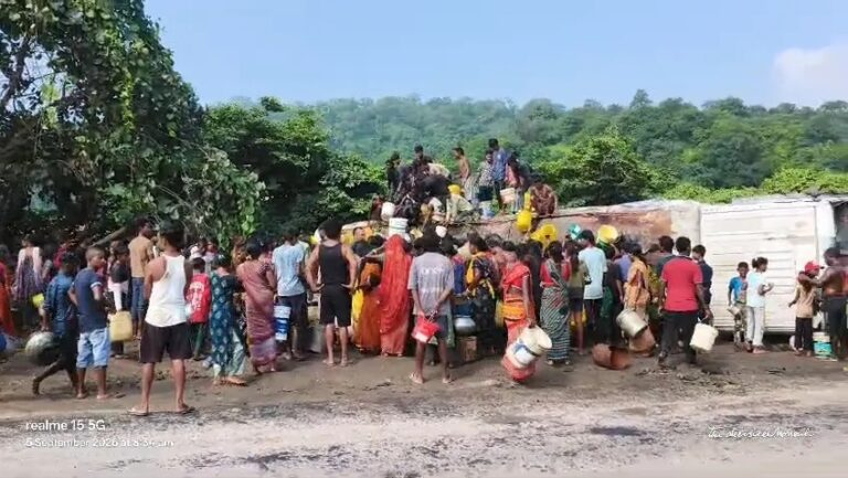 कोडरमा घाटी में पलटा पाम ऑयल टैंकर, चालक फंसा रहा और तेल ले जाती रही भीड़ कोडरमा घाटी में पलटा पाम ऑयल टैंकर, चालक फंसा रहा और तेल ले जाती रही भीड़