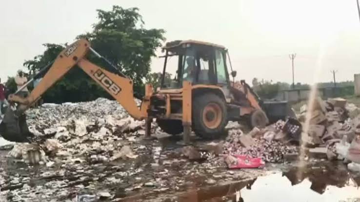 गोपालगंज में 7500 लीटर जब्त शराब नष्ट