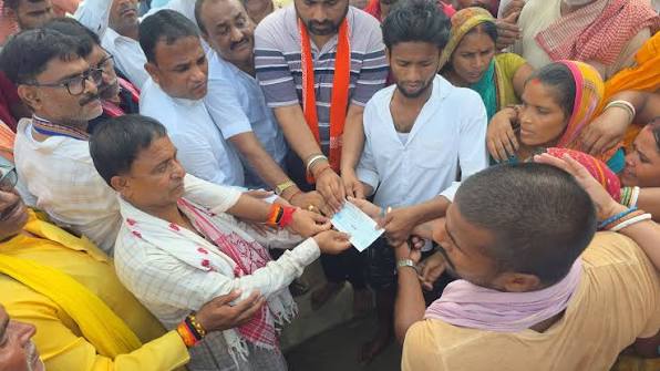 परिजनों को मिला 4 लाख का चेक