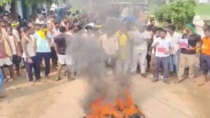 ग्रामीणों ने सड़क जाम कर किया प्रदर्शन