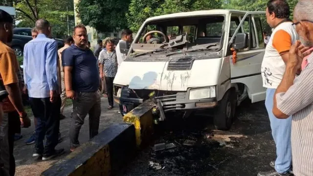 डिवाइडर से टकराई स्कूल वैन
